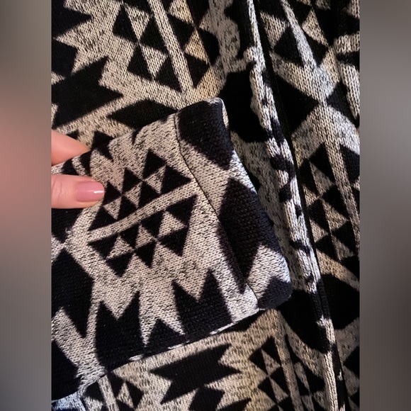 Steve Madden White & Black Geometric Fleece Wrap Jacket - Picture 9 of 9